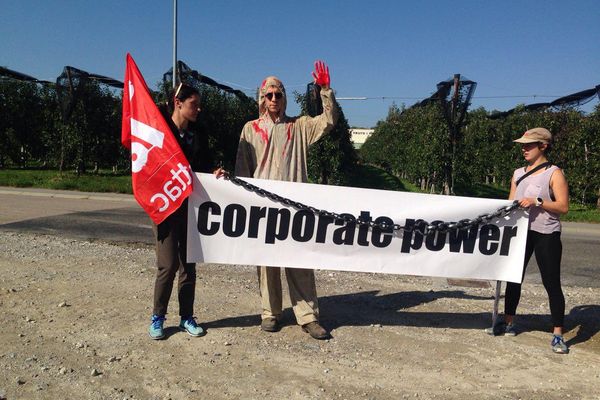 Aktion in St. Prex vor der Zentrale von Vale (Bild: Rahel Lang)