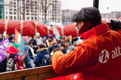 Ein Attac-Aktivist schaut vom Lautsprecherwagen auf die Demo
